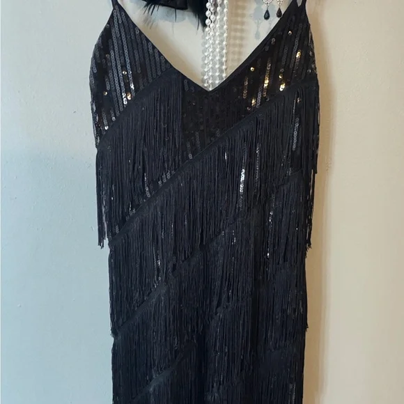 Roaring 20’s Flapper Black Sequin Fringe Dress with Accessories - Picture 2 of 3